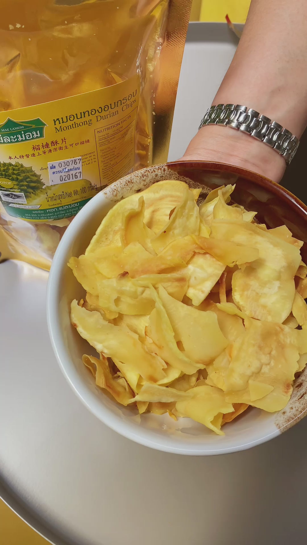 Mae Lamom Durian Chips – Crispy, fragrant chips made from premium Monthong durians, freshly fried and preservative-free for a naturally delicious snack.