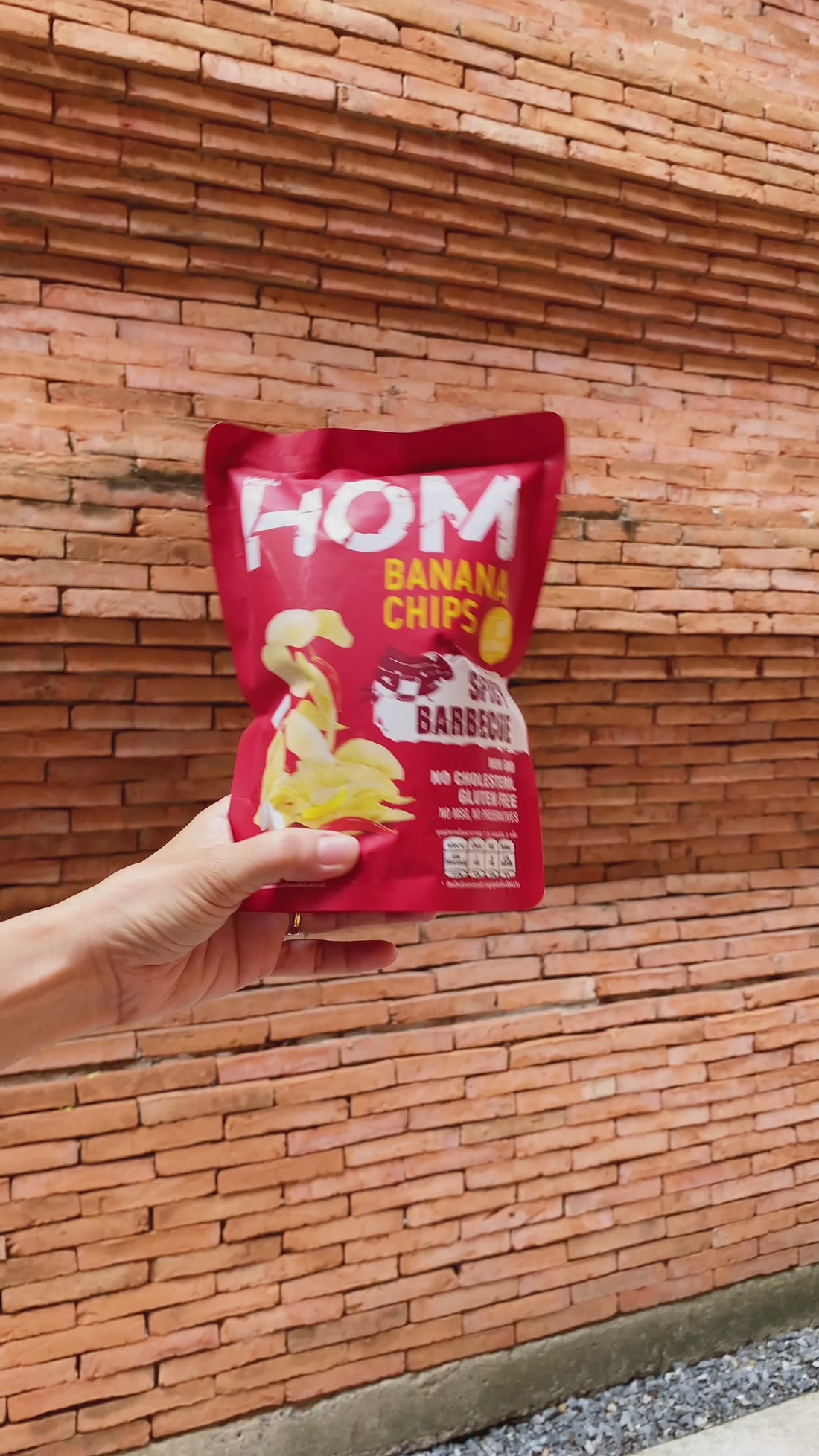 HOM Banana Chips Japanese Seaweed Flavor – Crispy handpicked banana chips cooked in rice bran oil, infused with savory umami seaweed seasoning and smokey bbq flavour.